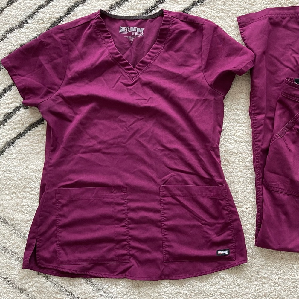 Grey’s Anatomy scrub top Maroon/Wine. small
